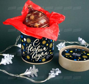 Корпоративные подарки оптом Новогодний ёлочный шар из темного шоколада Итальянский тёмный шоколад, содержание какао 54%. Вес: 140-150 г, диаметр 10 см. Шар внутри полый. Возможно изготовление шоколадных шаров с начинкой. Упаковка: картонный тубус (брендирование бесплатно). Размер: диаметр 12,2 см, высота 15 см. Вес подарка: 260 г. Изготовим индивидуальные новогодние ёлочные шары из шоколада с барельефом в тематике мероприятия, логотипом вашей компании. 